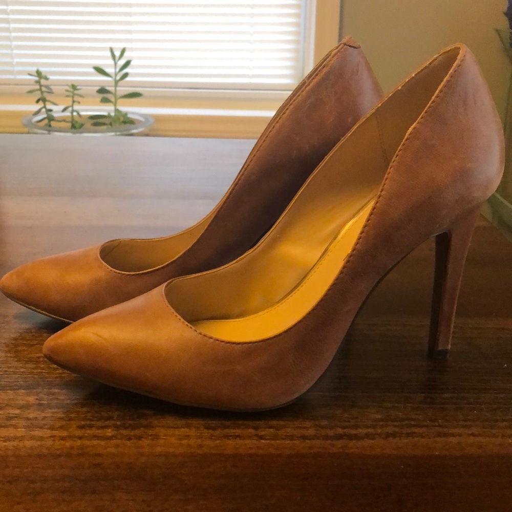 Jessica Simpson tan pumps